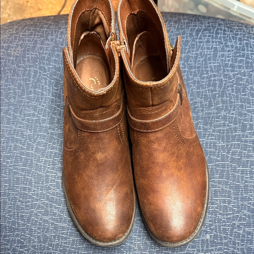 Wear Ever Women’s Brown Leather Boots Size 6.